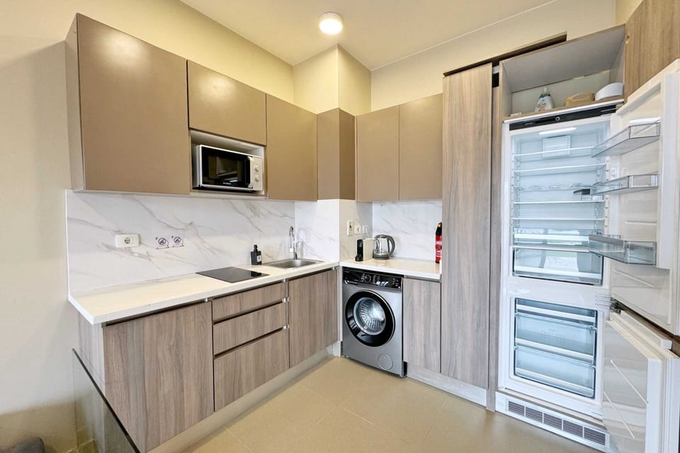 Basic Apartment | Private kitchen | Fridge, microwave, oven, stovetop