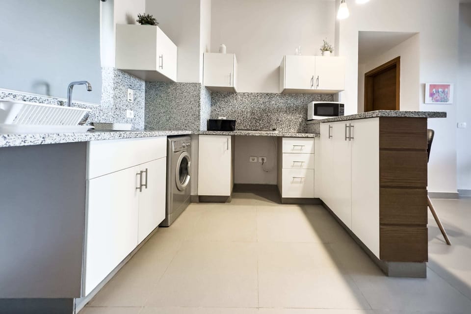 Basic Apartment | Private kitchen | Fridge, microwave, oven, stovetop