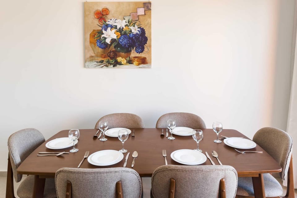 Basic Apartment | Dining
