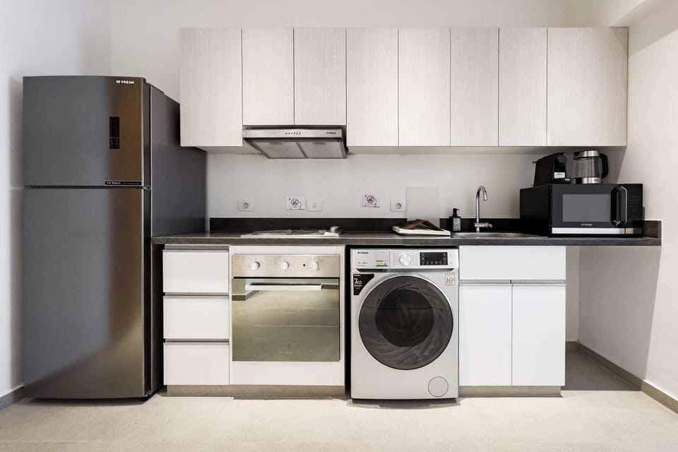 Basic Apartment | Private kitchen | Fridge, microwave, oven, stovetop