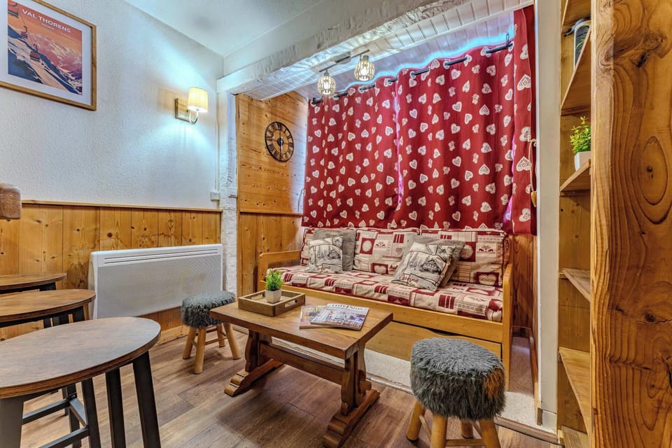 🎿 Cozy up in the evening with warm lighting, mountain-themed cushions, and a comfortable sofa. This is the heart of the apartment – ideal for games, chats, and shared dinners.