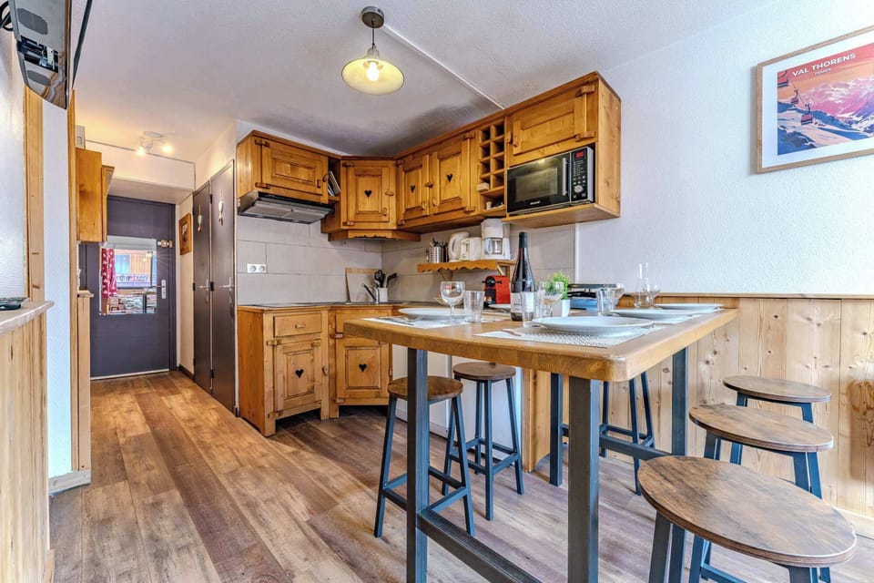 Bright and welcoming kitchen space with natural light and wood décor. Everything you need to cook, dine, and relax – with a Val Thorens ski vibe!