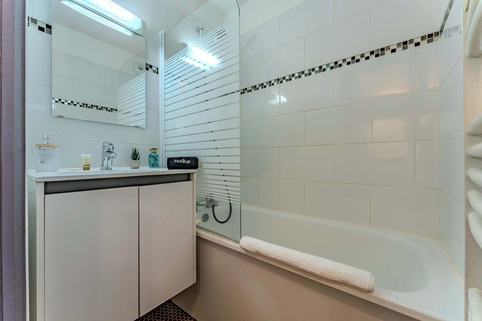 🛁 Fresh and functional! The modern bathroom features a full-size bathtub, shower, and vanity – perfect for a relaxing soak after skiing in the mountains. Towels and toiletries included.
