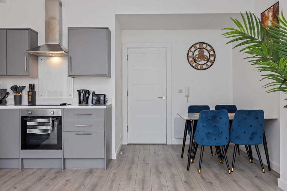 Kitchen and dining area — seats 4