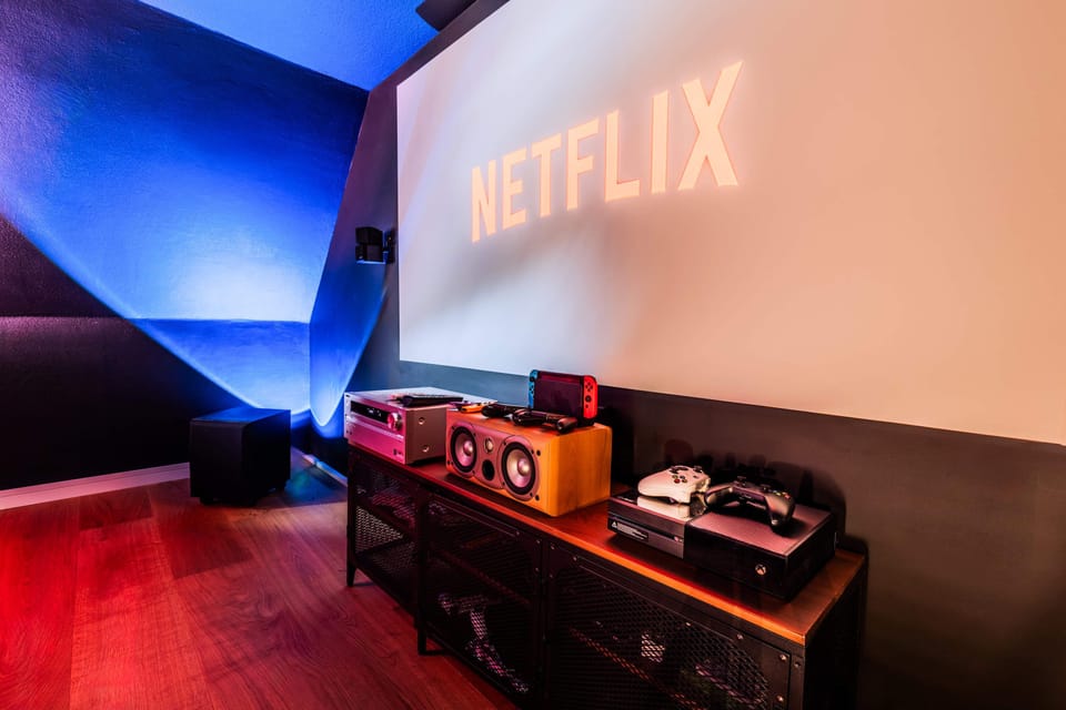 Technikbereich im Kinosaal mit 7.1 Soundanlage, Xbox und Nintendo Switch