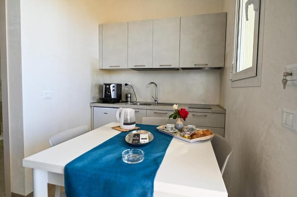Private kitchen | Full-size fridge, stovetop, electric kettle, cookware/dishes/utensils