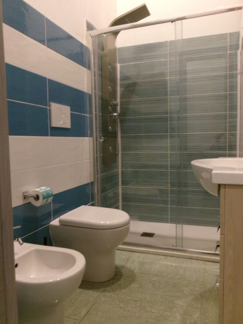 Standard Triple Room | Bathroom | Shower, free toiletries, towels, toilet paper