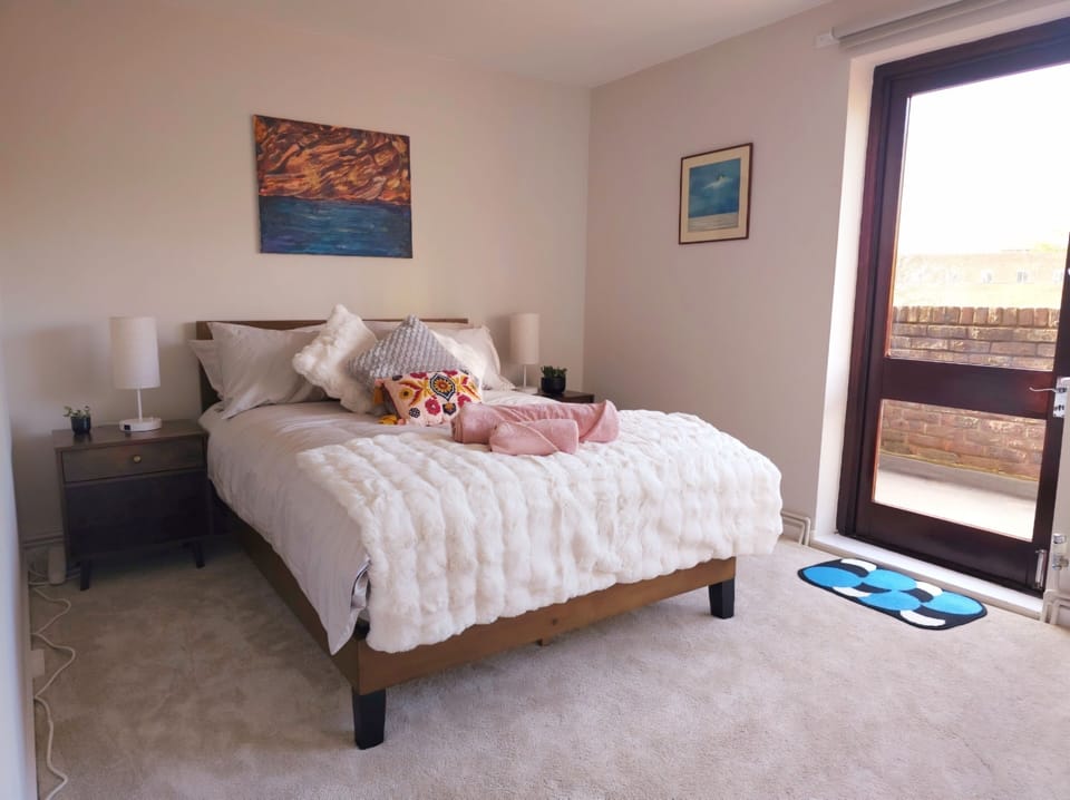 West facing double bedroom with balcony 