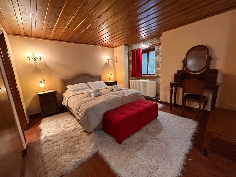 House | 2 bedrooms, desk