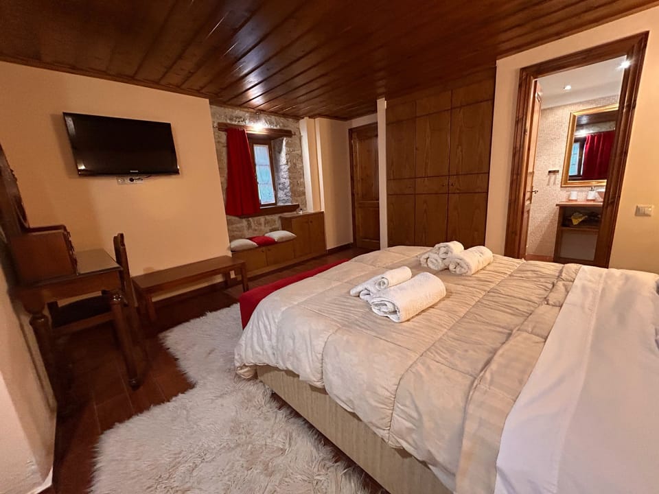 House | 2 bedrooms, desk