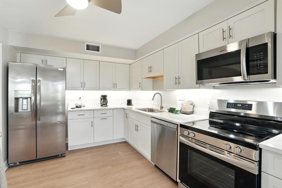 Full-size fridge, microwave, oven, stovetop