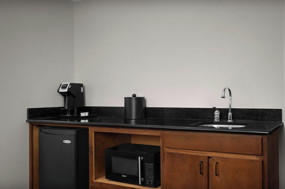 Suite, 1 King Bed with Sofa bed, Accessible Bathtub (Hearing Accessible) | Bar (on property)