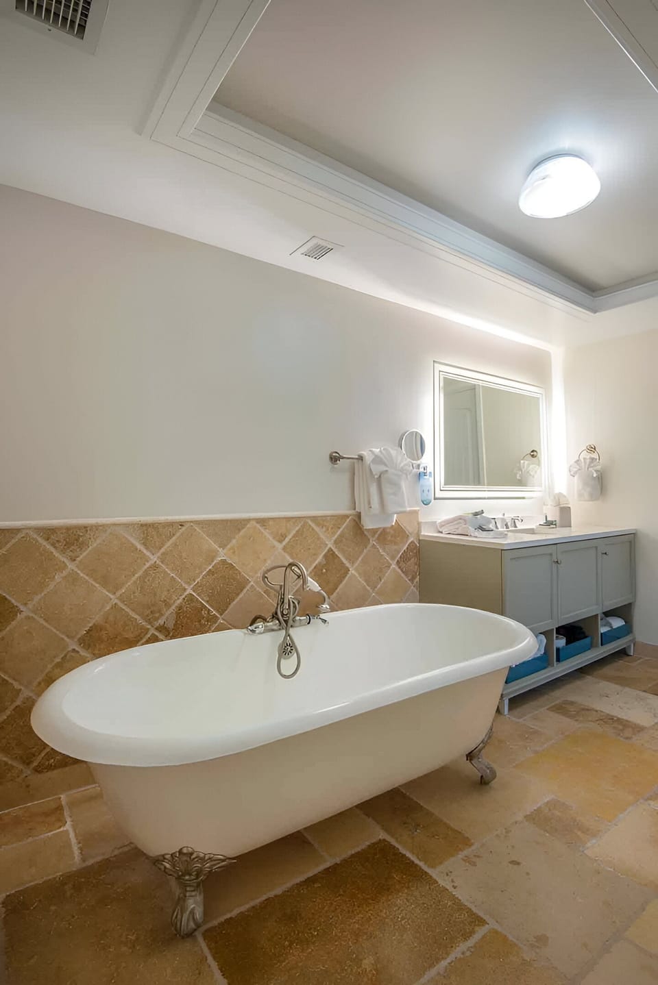 Slip into pure relaxation with a timeless soak surrounded by warm tones and calming details.