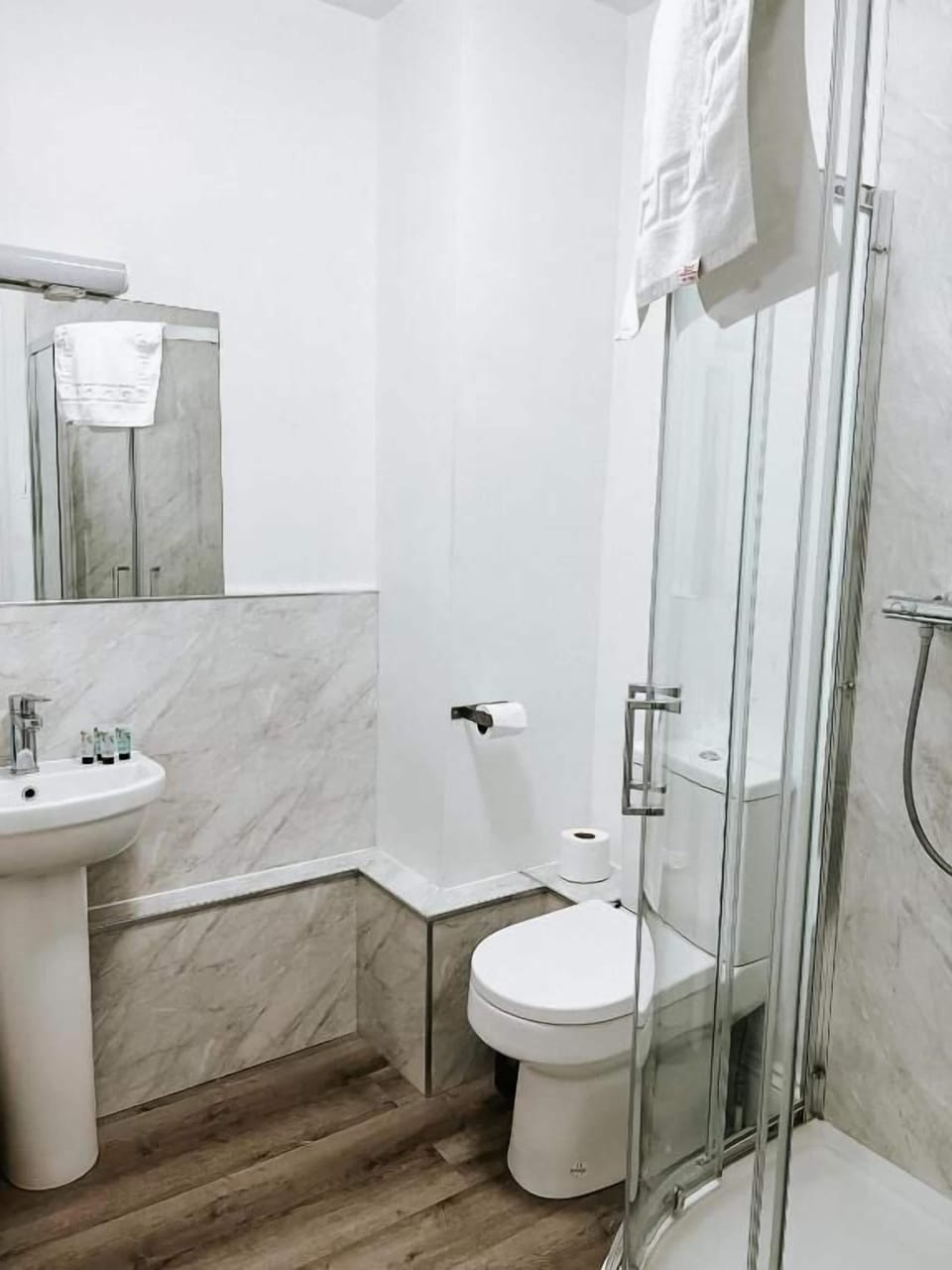 Basic Twin Room | Bathroom