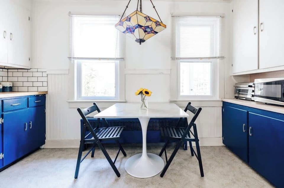 Eat in kitchen table to sit and sample the home made goodies whipped up during your stay!