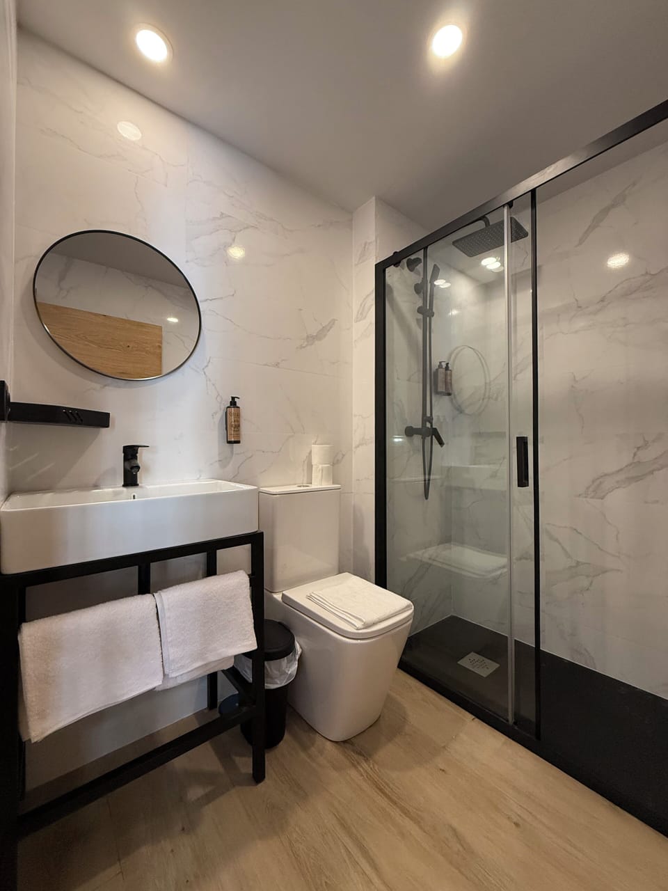Superior Room, City View | Bathroom | Shower, towels, soap, shampoo