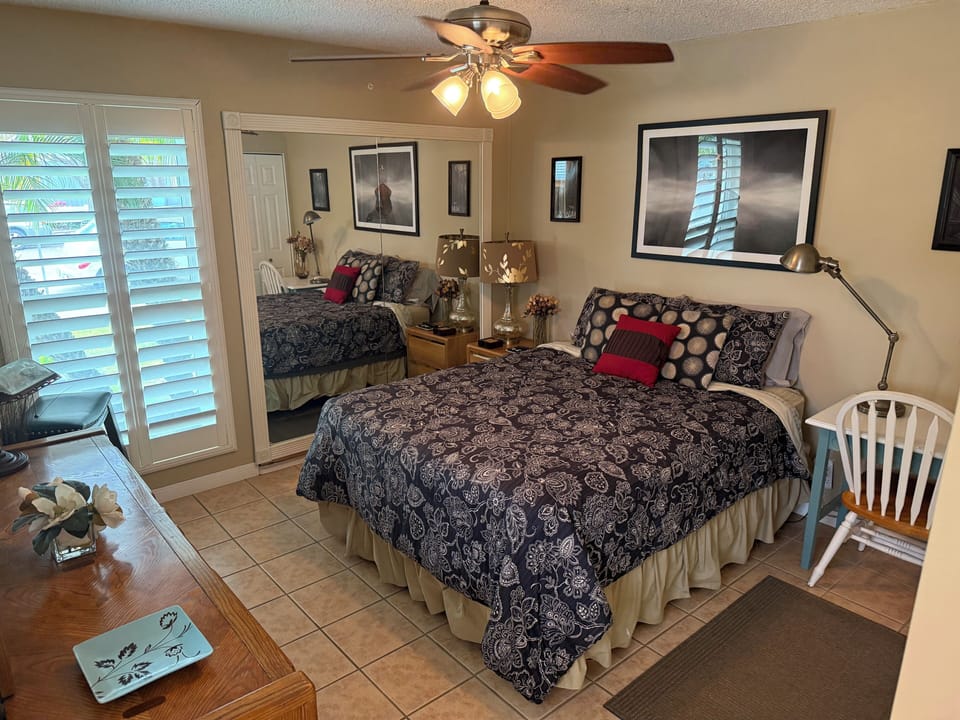 Queen Bed with mirrors and shudders