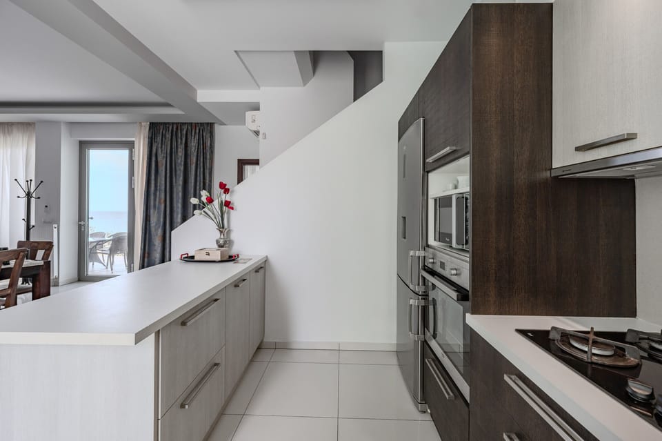 Villa, 5 Bedrooms, Fireplace, Sea View | Private kitchen | Microwave, oven, espresso maker, coffee/tea maker