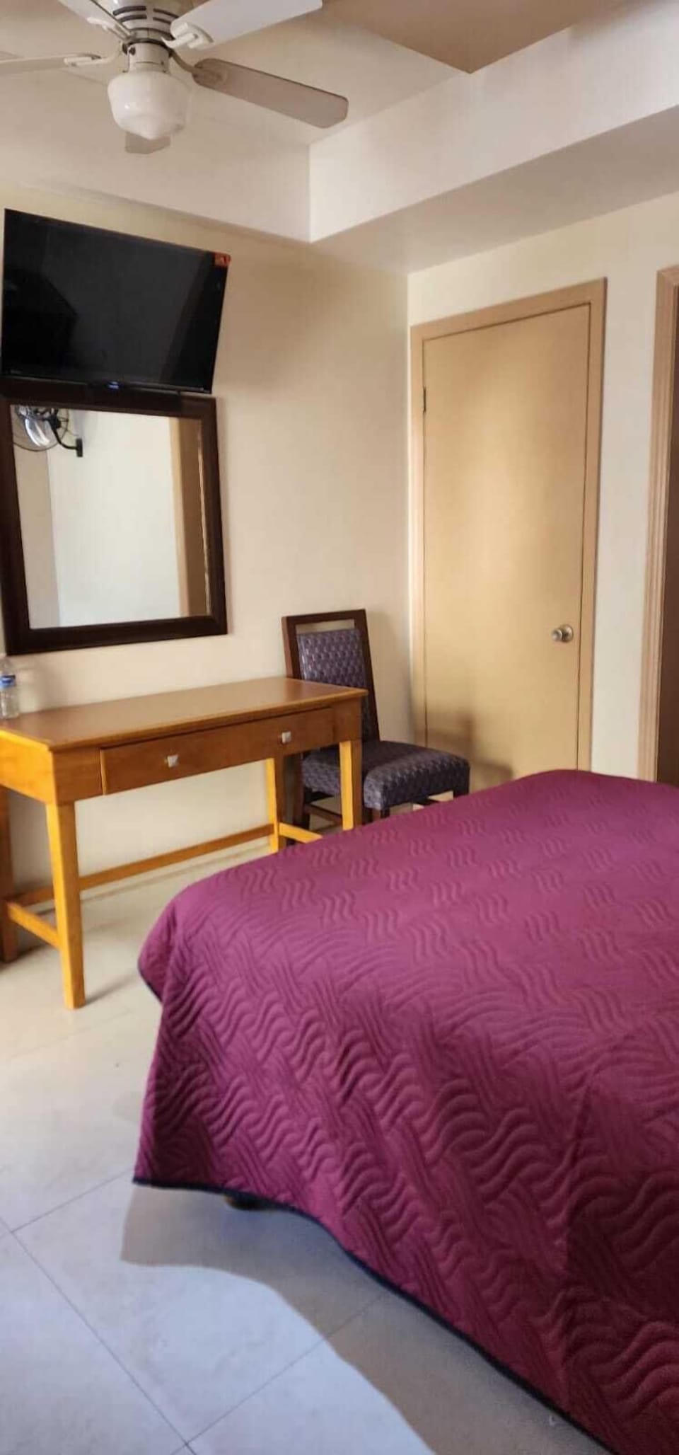 Basic Single Room | Desk, laptop workspace, soundproofing, free WiFi