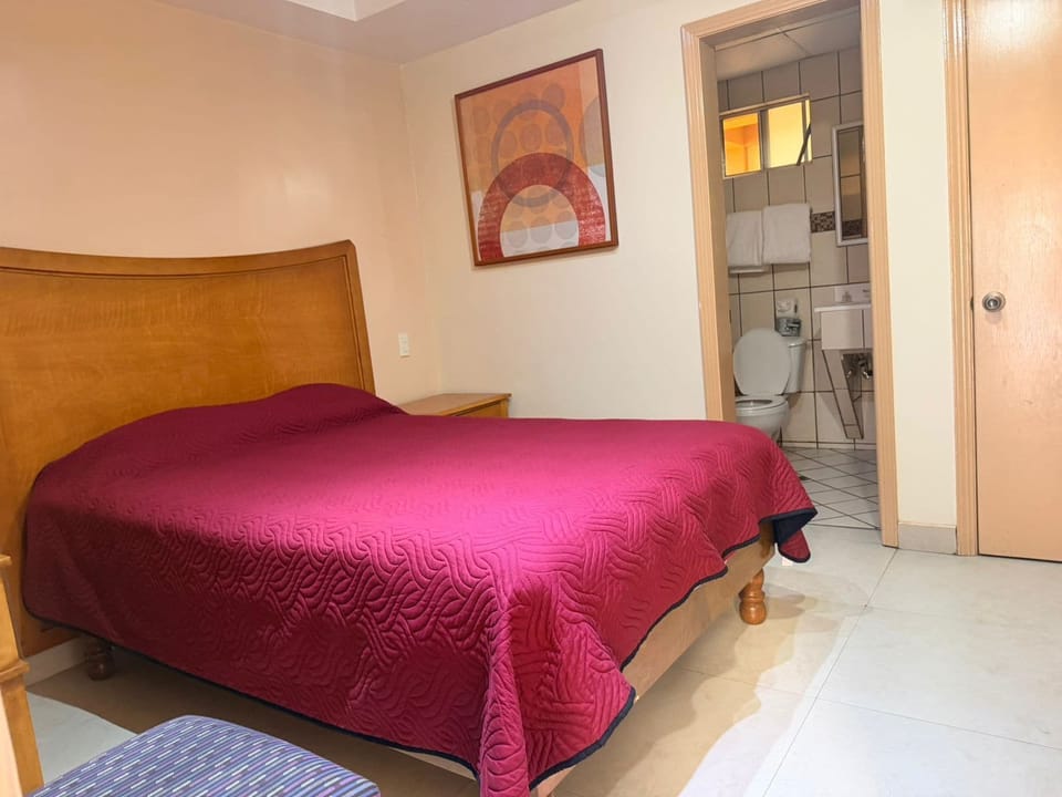 Basic Single Room | Desk, laptop workspace, soundproofing, free WiFi