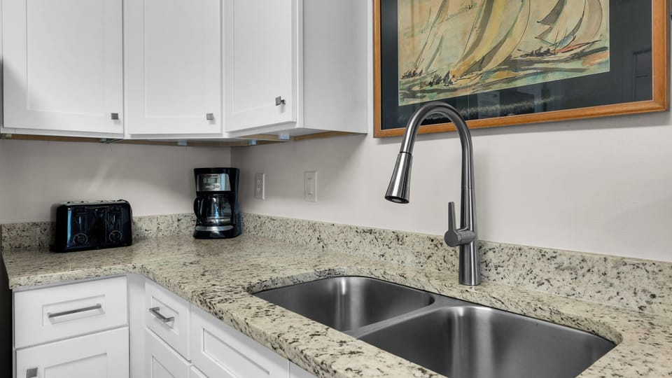 Condo, 1 Queen Bed with Sofa bed, Balcony, Garden View (Beachwood Villas 1C) | Private kitchen | Fridge, microwave