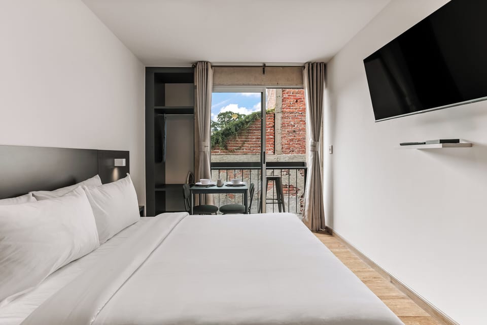 Comfort Apartment, 1 Queen Bed, Balcony, Courtyard View | Desk, laptop workspace, iron/ironing board, free WiFi