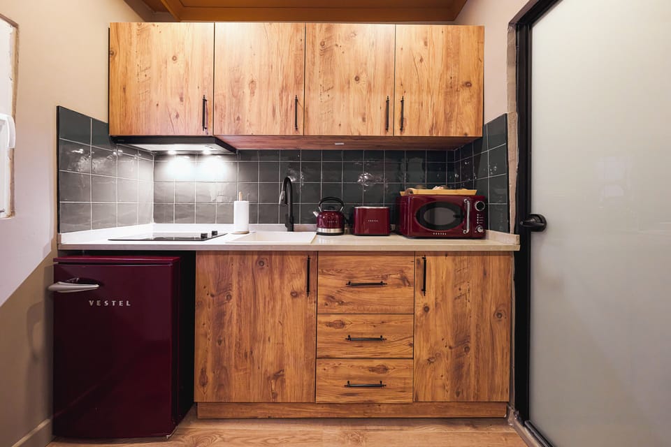 Superior Double Room, Balcony | Private kitchen | Mini-fridge, microwave, stovetop, cookware/dishes/utensils