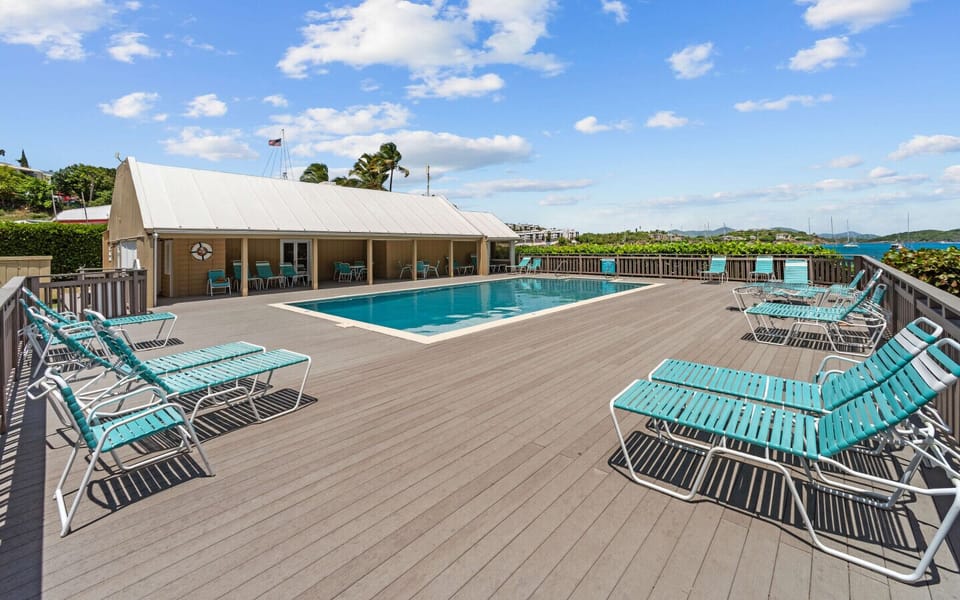 Huge pool with sun loungers, and WIFI!