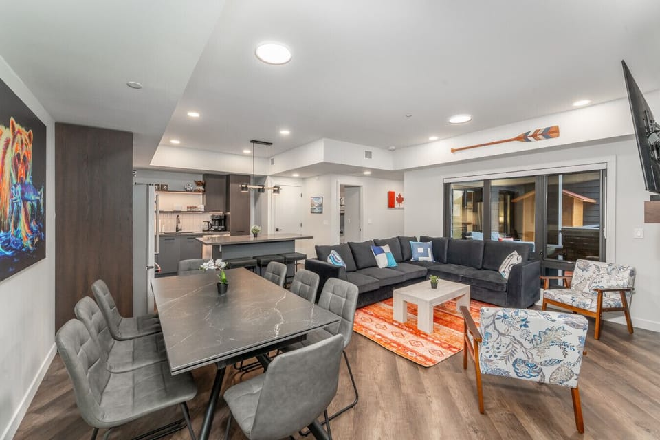 1,250 SF open-concept home with 9-ft ceilings that is spacious, elegant, and luxurious