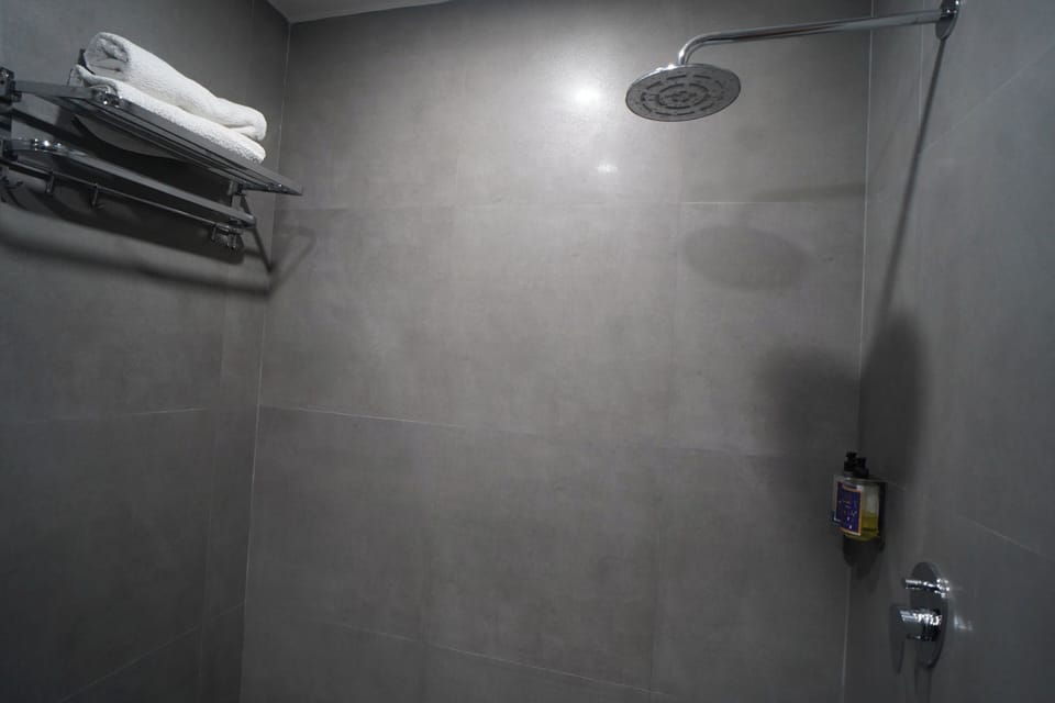 Shower, rainfall showerhead, free toiletries, hair dryer