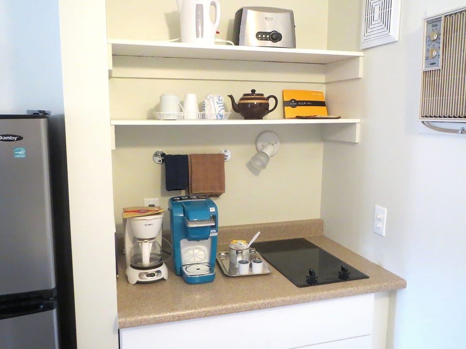 Coffee/tea maker, fridge, microwave, cookware/dishes/utensils