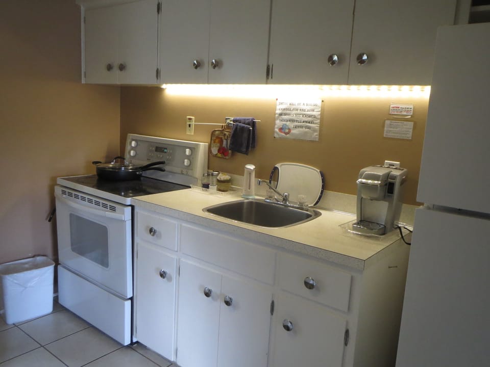 Family Twin Room, 1 Bedroom, Kitchen | Private kitchenette | Coffee/tea maker, fridge, microwave, cookware/dishes/utensils