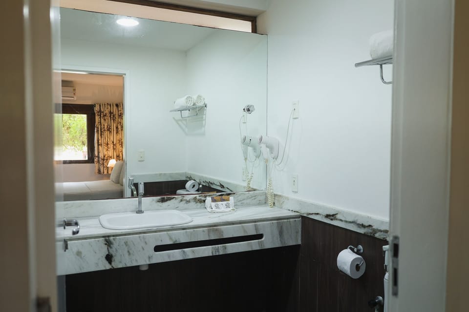 Deluxe Suite, Garden View | Bathroom