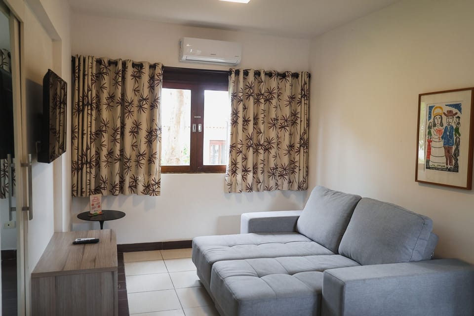 Deluxe Suite, Garden View | Living area