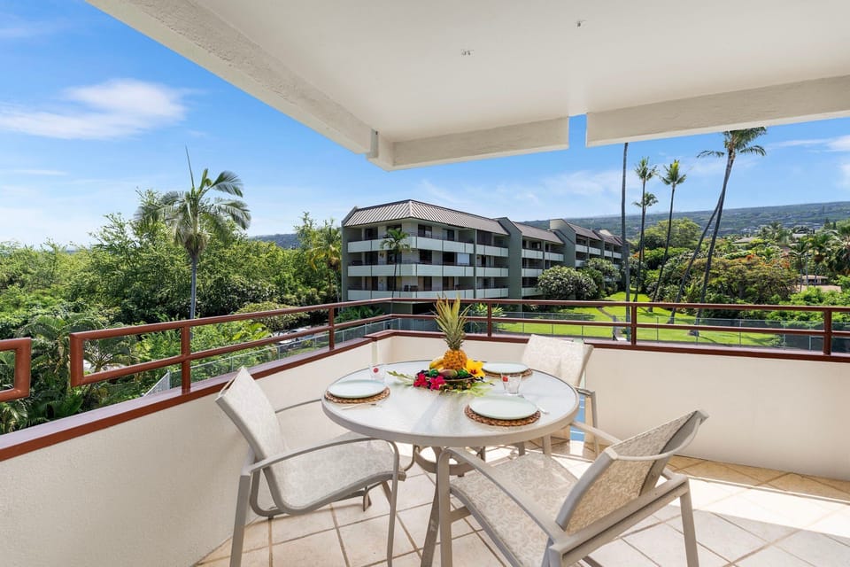 Large Wrap Around Lanai with Outdoor Dining