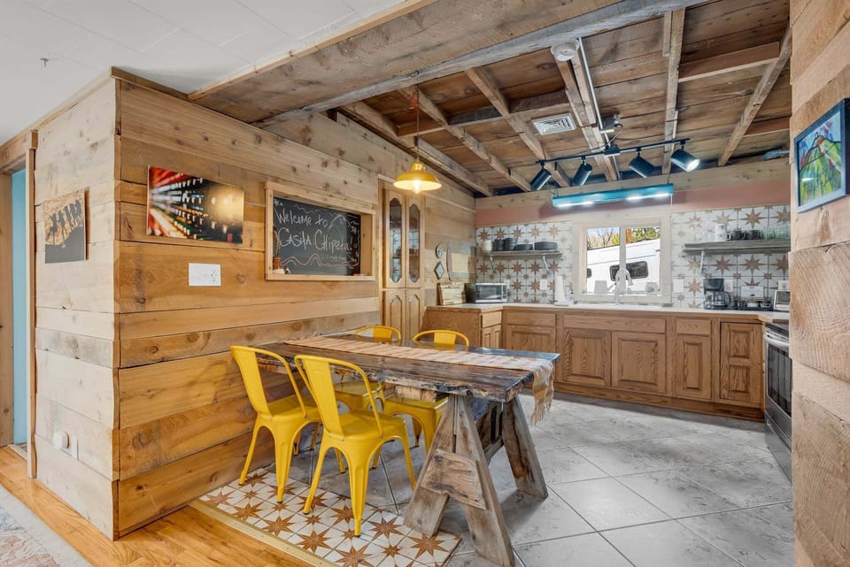 Kitchen
•Seating for 4
