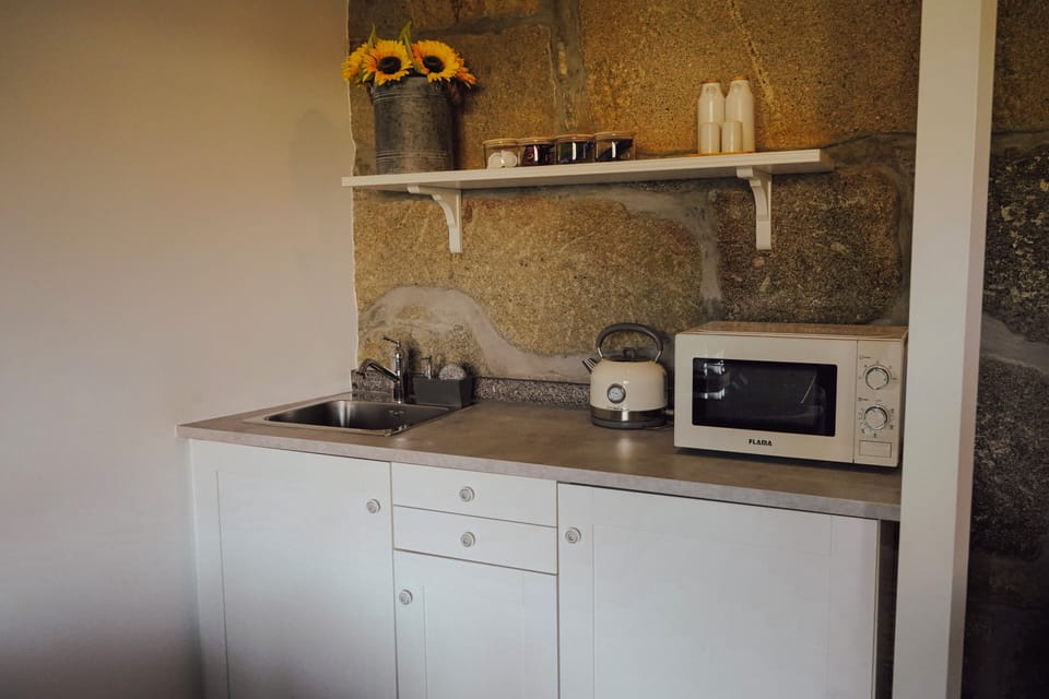 Deluxe Suite, 1 King Bed | Private kitchen | Highchair