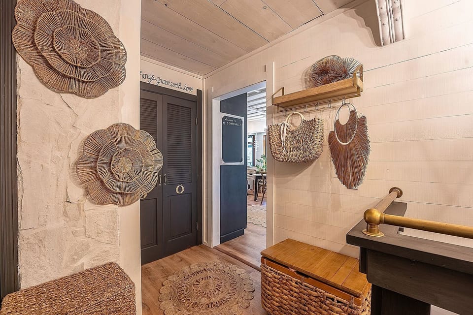 Main hall (kitchen entrance)
