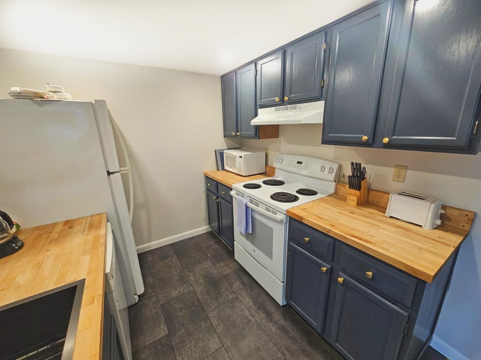 Chic & Cozy Retreat-Updated Condo w/Pool + Views! (5729)