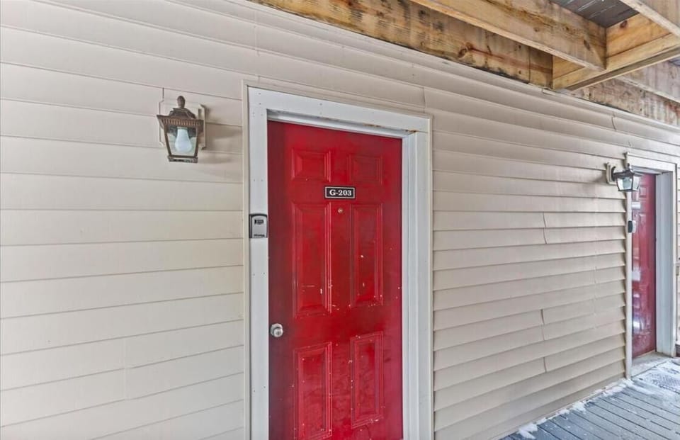 Chic & Cozy Retreat-Updated Condo w/Pool + Views! (5737)