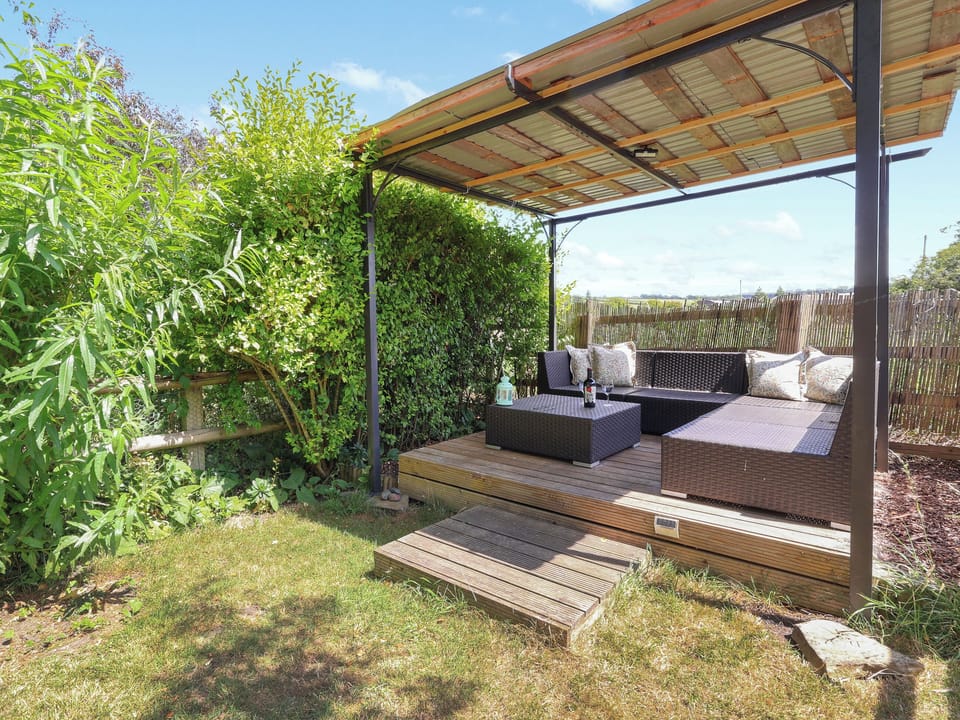 Sitting-out-area | Bramblefield Cottage, All Berkshire