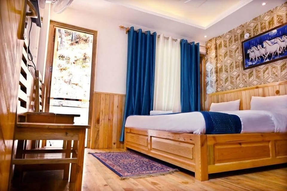 Double Room, Balcony, Mountain View | Desk, free WiFi