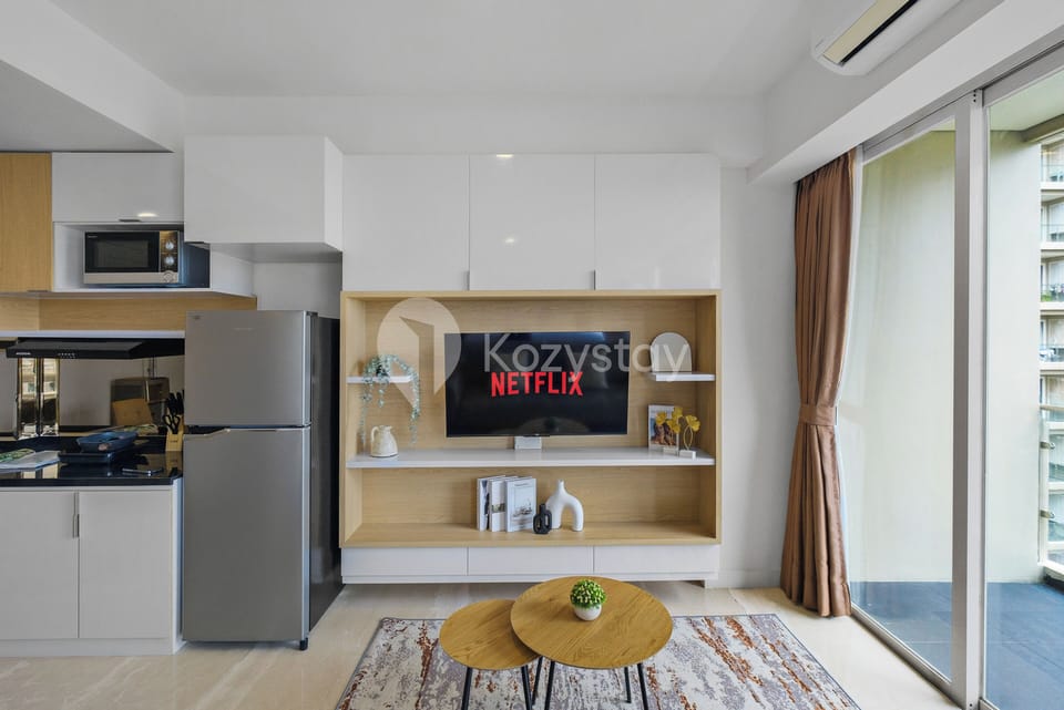 Apartment, 1 Bedroom, Courtyard View | Living room | 43-inch Smart TV with cable channels, Netflix, streaming services