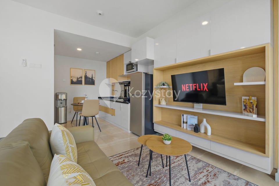 Apartment, 1 Bedroom, Courtyard View | Living room | 43-inch Smart TV with cable channels, Netflix, streaming services