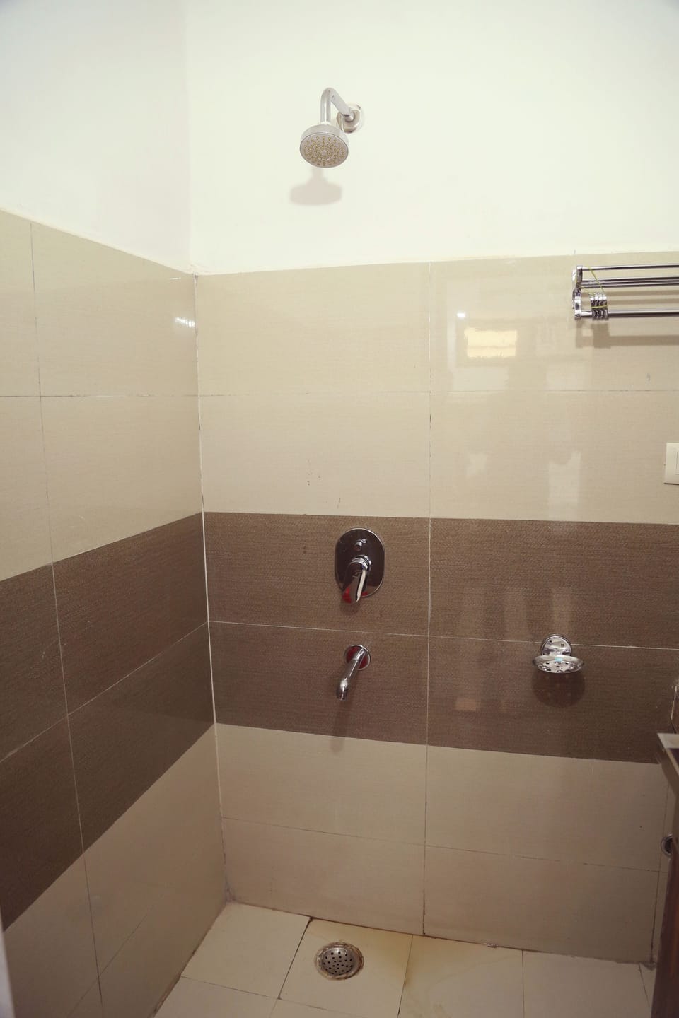 Shower, rainfall showerhead, free toiletries, slippers