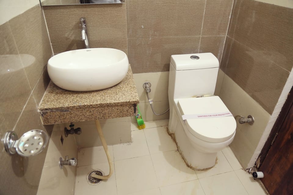 Economy Single Room, 1 Twin Bed | Bathroom | Shower, rainfall showerhead, free toiletries, slippers