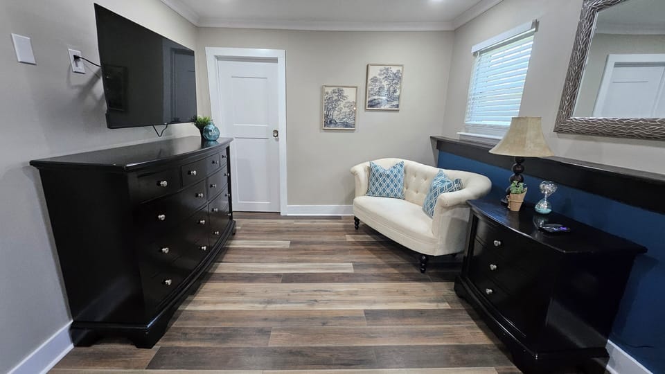 Primary Bedroom (King-size Bed & Sitting Area)