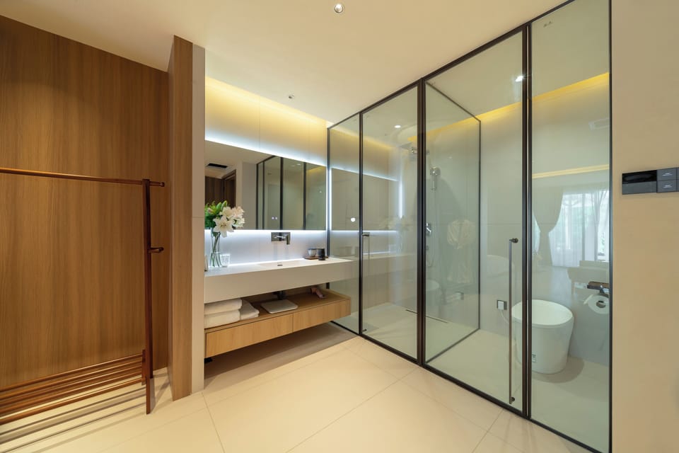 Classic Suite, Courtyard View | Bathroom | Free toiletries, hair dryer, towels, soap