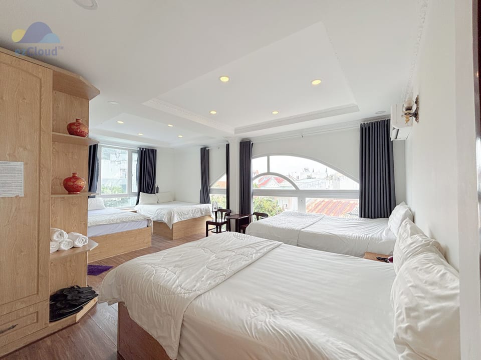 Superior Suite, Garden View | Desk, soundproofing, iron/ironing board, bed sheets