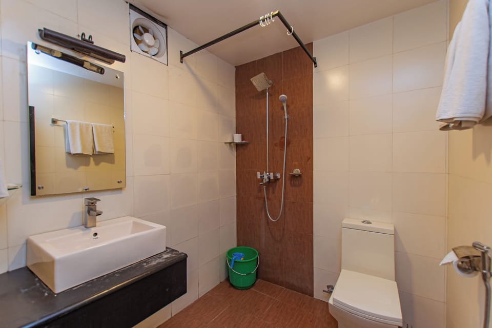 Deluxe Twin Room | Bathroom | Shower, rainfall showerhead, free toiletries, slippers